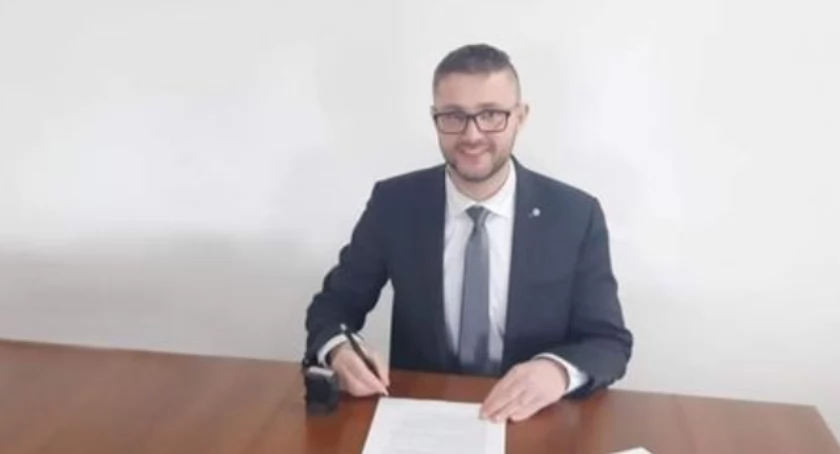 Gmina Rybno: Nowy ciężki  samochód ratowniczo-gaśniczego wraz z pełnym wyposażeniem dla Ochotniczej Straży Pożarnej w Rybnie, umowa podpisana  