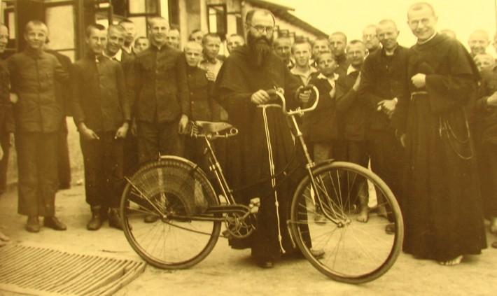 Historia Gminy Teresin - Największy zakon na świecie