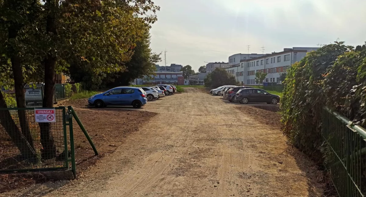 Czy nowy parking dla nauczycieli przy SP3 pozwoli odetchnąć z ulgą mieszkańcom ulicy Kaczorowskiego? 