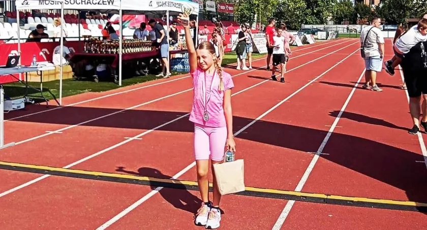 Zwycięstwo Liliany Kozłowskiej w biegach młodzieżowych Półmaratonu Sochaczewskiego. 