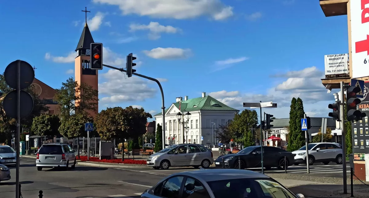 Ulica Warszawska w pomarańczowych kolorach. Kiedy zostaną naprawione światła? 