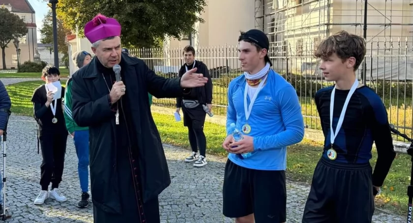 Zwycięstwo Szymona w Biegu Papieskim w Łowiczu. Trener Aktywnych biegł w Ultramaratonie Bieszczadzkim. 