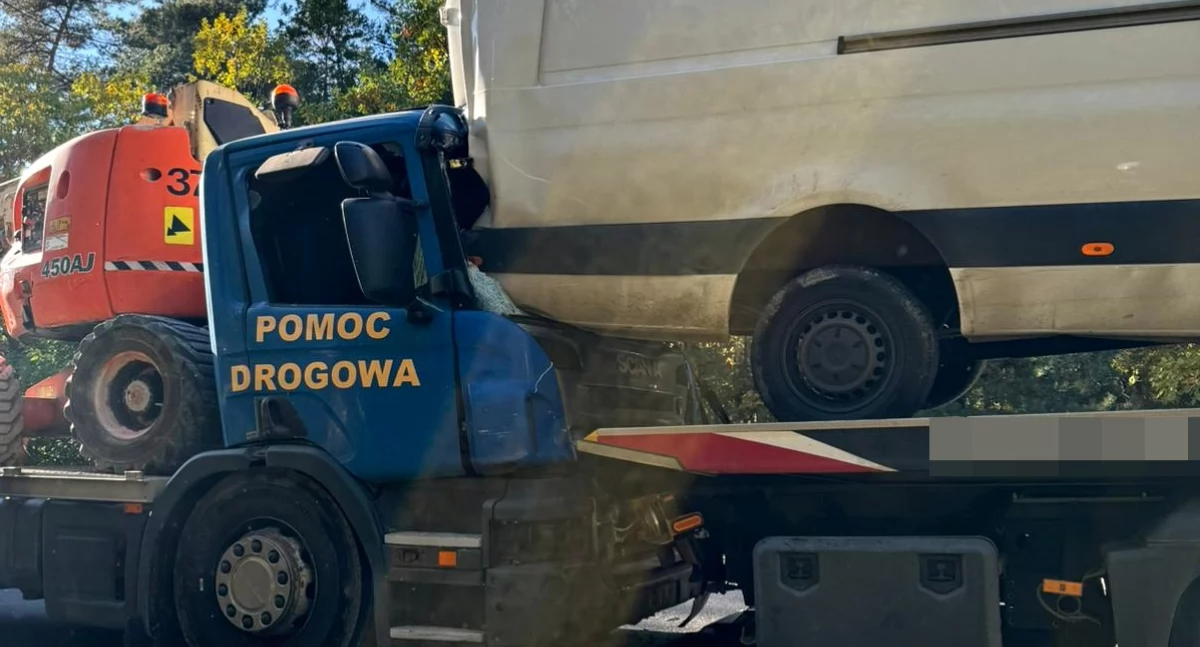 Kolizja dwóch samochodów ciężarowych na DK50 w Radziwiłce