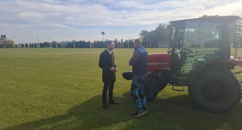 Gmina Rybno: Zostały przeprowadzone prace związane z poprawą nawierzchni płyty boiska stadionu gminnego w Rybnie