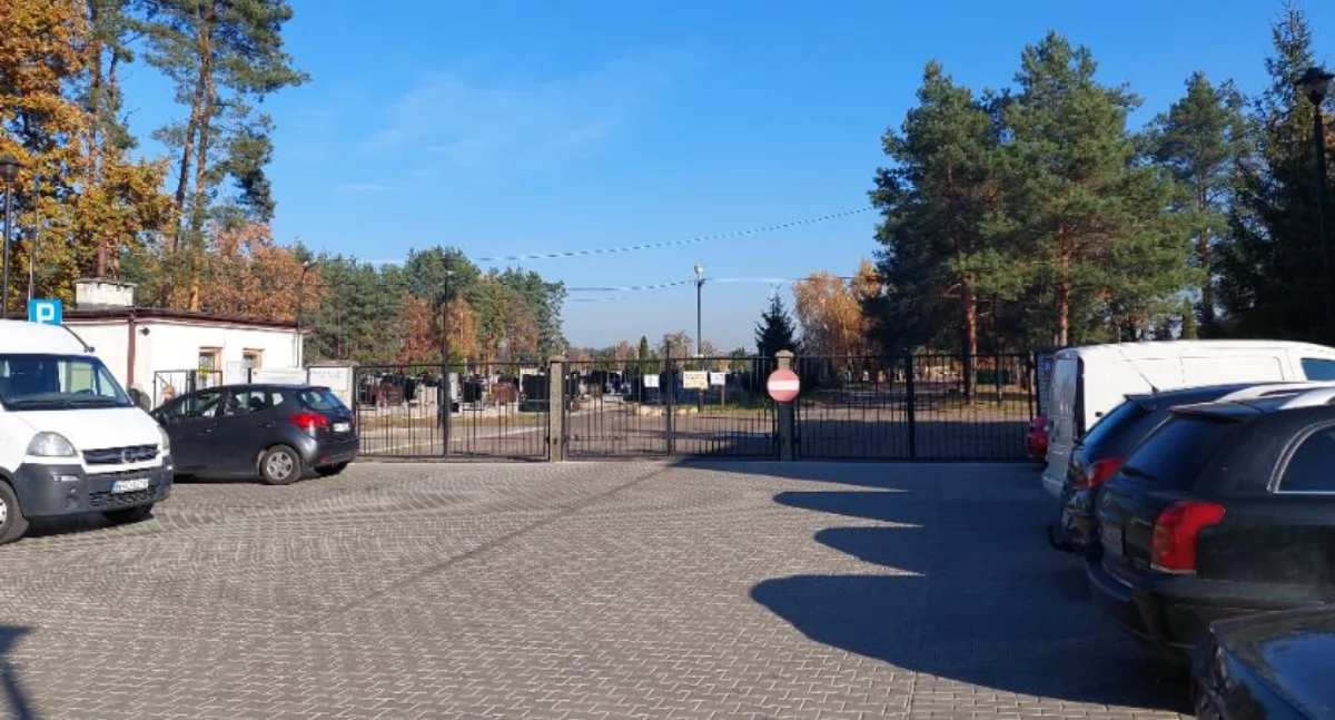 Zmiany w parkowaniu przy cmentarzach na Wszystkich Świętych. Gdzie będzie można zostawić auto?