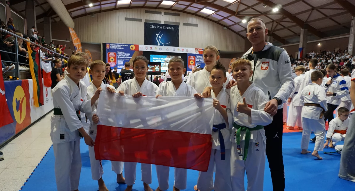Karate Klub Sochaczew z Pucharem Świata. Karatecy z Sochaczewa zdobyli 9 medali na Pucharze Świata Dzieci w Karate Tradycyjnym Cambrils w Hiszpanii. 