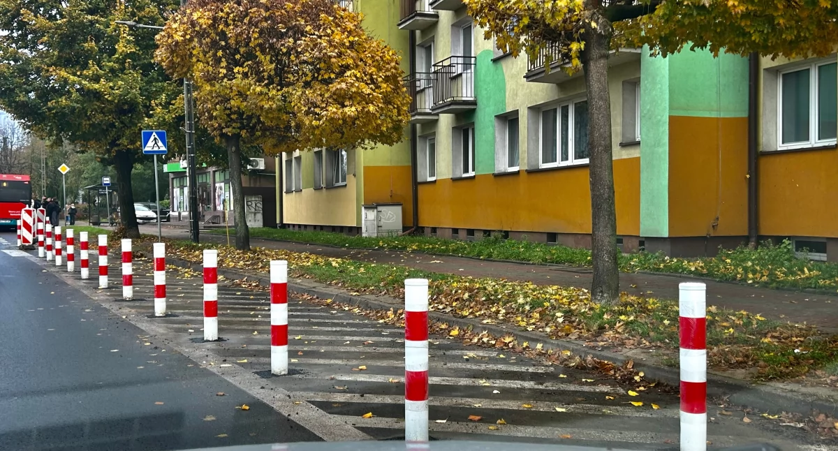 Nowe słupki drogowe na Alei 600-lecia w Sochaczewie