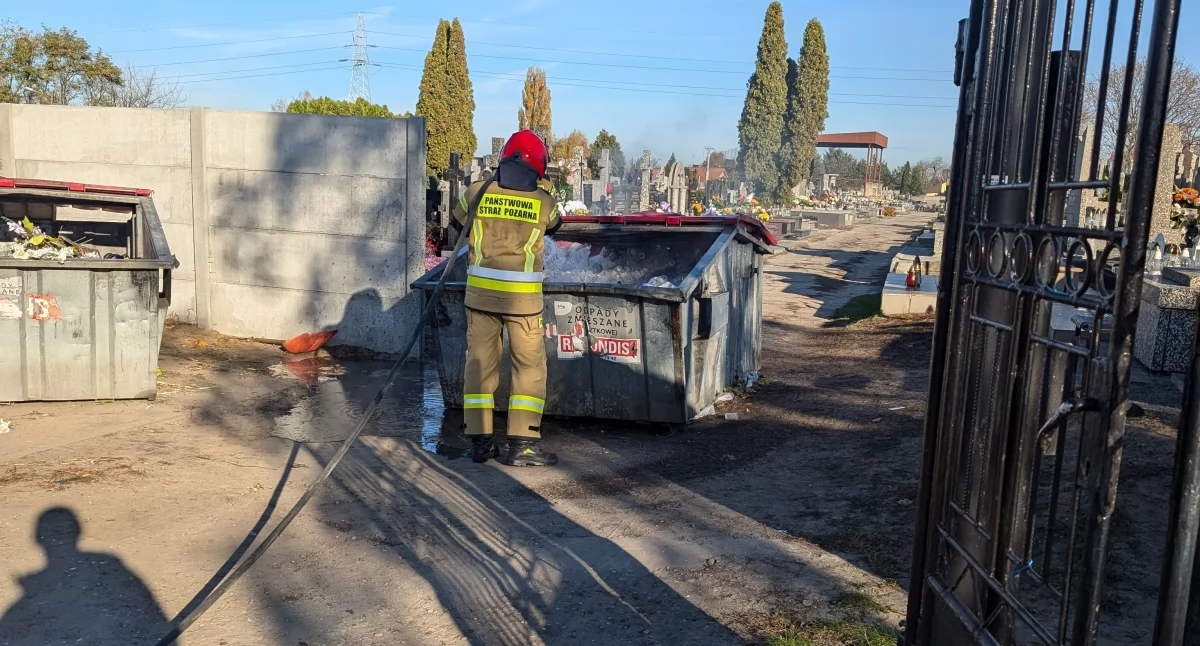 Pożar na cmentarzu w Trojanowie