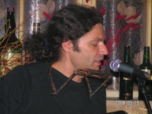 Jeden człowiek, gitara, harmonijka i słowiański blues