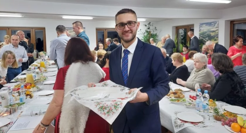 Wójt Damian Jaworski zaprasza 17 grudnia seniorów, osoby samotne oraz niepełnosprawne na Wieczorek Wigilijny  