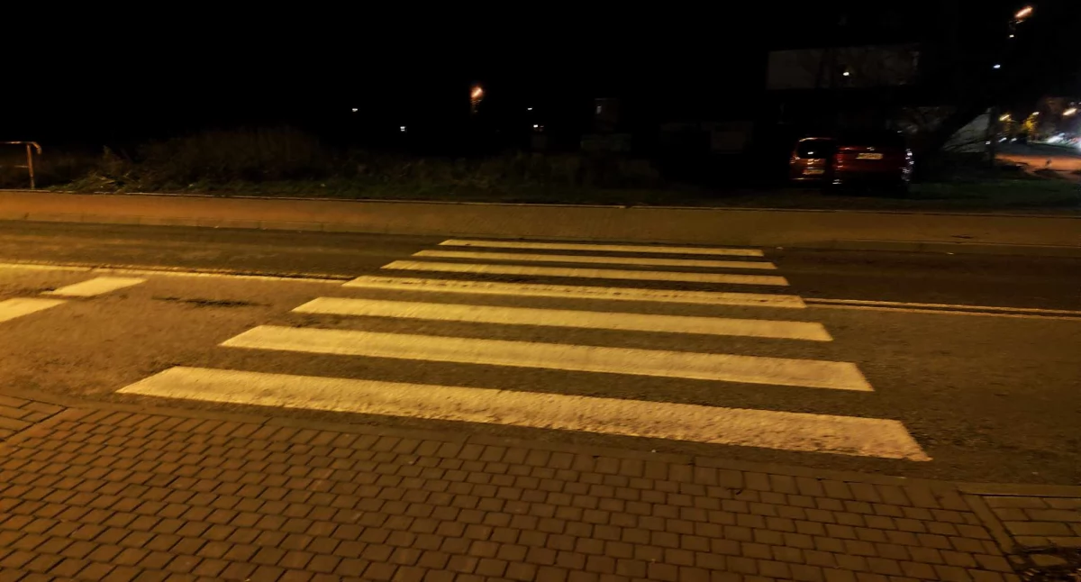 Źle doświetlone przejścia dla pieszych, a w tle konflikt kierowców z pieszymi w Sochaczewie [SONDA]