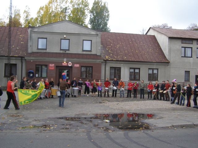 Bębny zadudniły w Młodzieszynie czyli „Samba pod strzechą”.