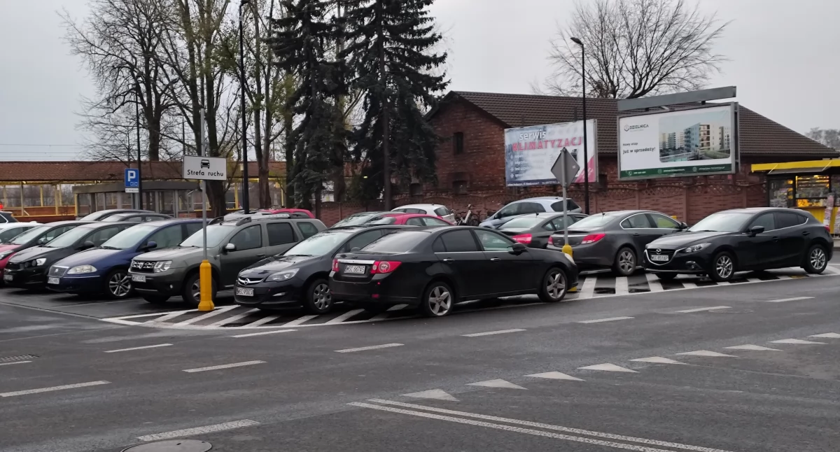 Problem miejsc parkingowych przy dworcu PKP w Sochaczewie. Zgłoszenie czytelniczki
