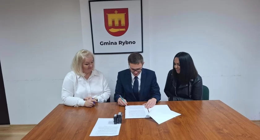 Gmina Rybno: 34 000,00 zł dofinansowania na bezpłatne usługi rehabilitacyjne dla mieszkańców, umowa podpisana 