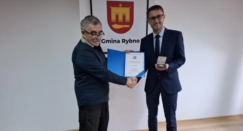 Wójt Damian Jaworski uhonorowany Medalem Pamiątkowym z okazji 100-lecia Związku Inwalidów Wojennych RP Oddziału Sochaczewskiego, oraz podziękowania dla gminy 