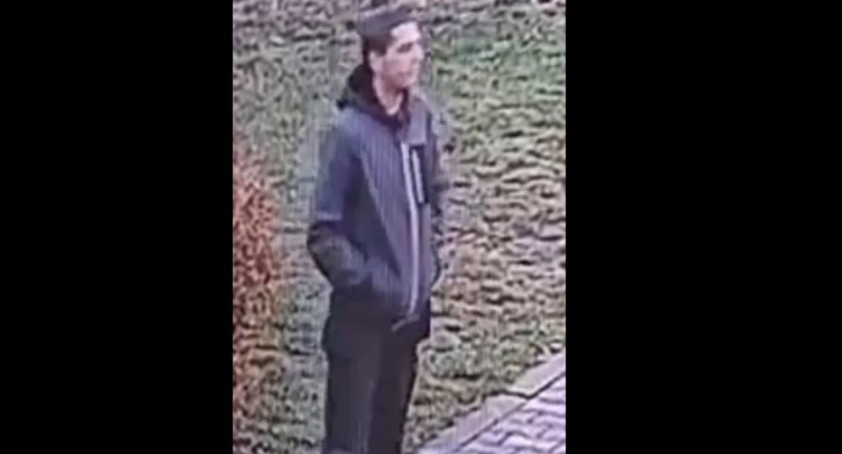 Kradzież roweru w Paprotni – Policja prosi o pomoc w identyfikacji mężczyzny z nagrania [VIDEO]
