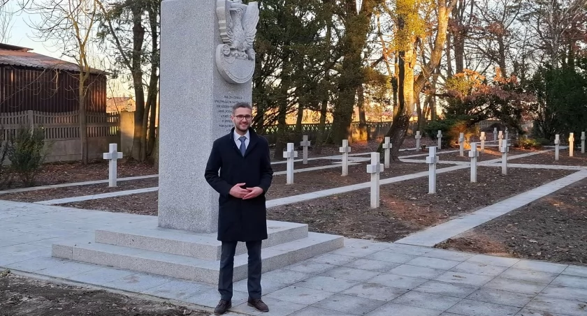Gmina Rybno: Zakończył się remont kwatery wojennej żołnierzy Wojska Polskiego na cmentarzu parafialnym w Rybnie wraz z remontem zabytkowego grobowca rodziny Zabłockich i Kaczorowskich, wartość inwestycji  2 440 000,00 zł 