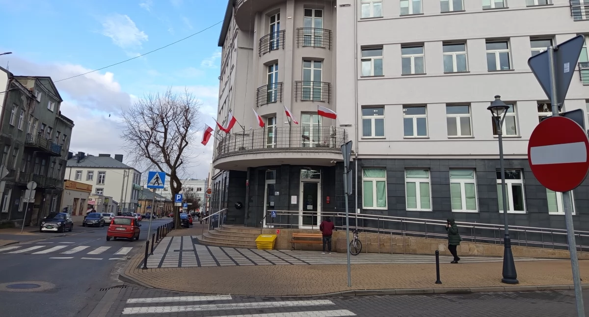 Goniec z ratusza zapuka do drzwi – jak sprawdzić jego tożsamość?