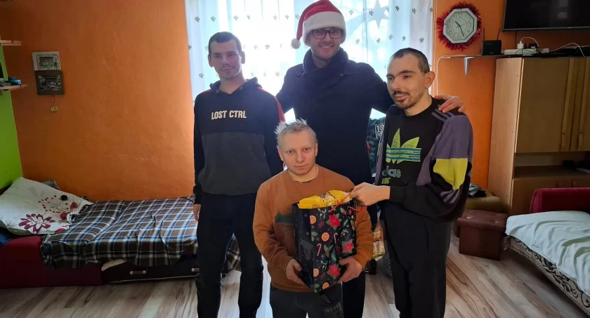 Gmina Rybno: Kolejne paczki żywnościowe trafiły do potrzebujących mieszkańców gminy, finał akcji  „Podziel się na święta”