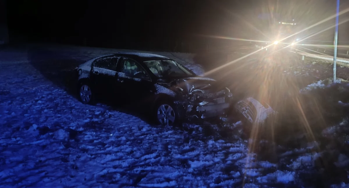 Groźny wypadek w Nowej Suchej: samochód wpadł w poślizg i uderzył w betonowy słup