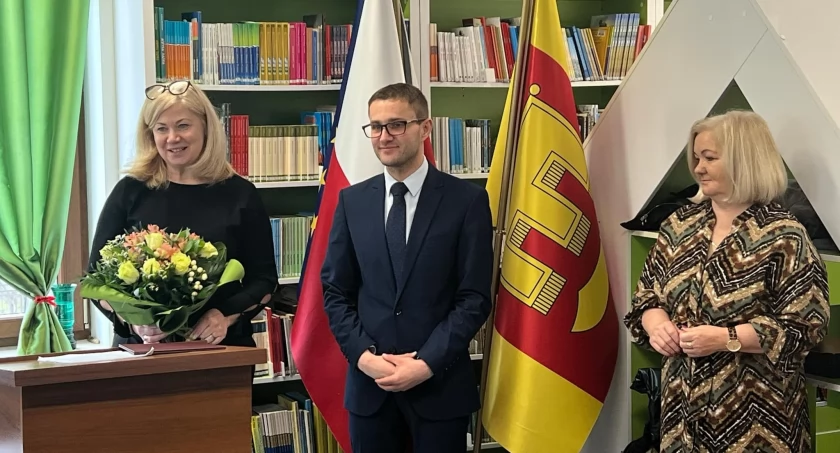 Gmina Rybno: Gratulacje dla Pani Anny Sieradzkiej Kierowniki Referatu Organizacyjnego i Spraw Obywatelskich podczas  obrad IX sesji Rady Gminy Rybno 