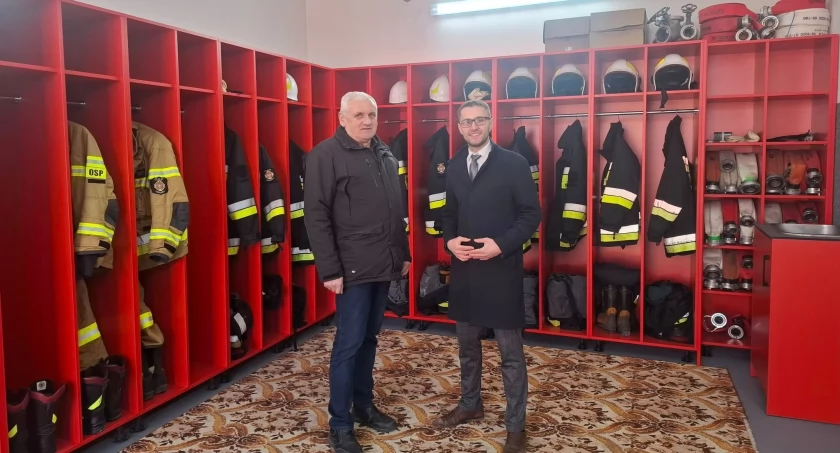 Gmina Rybno zakupiła do garażu jednostki Ochotniczej Straży Pożarnej w Erminowie nowe szafy do przechowywania odzieży oraz sprzętu strażackiego
