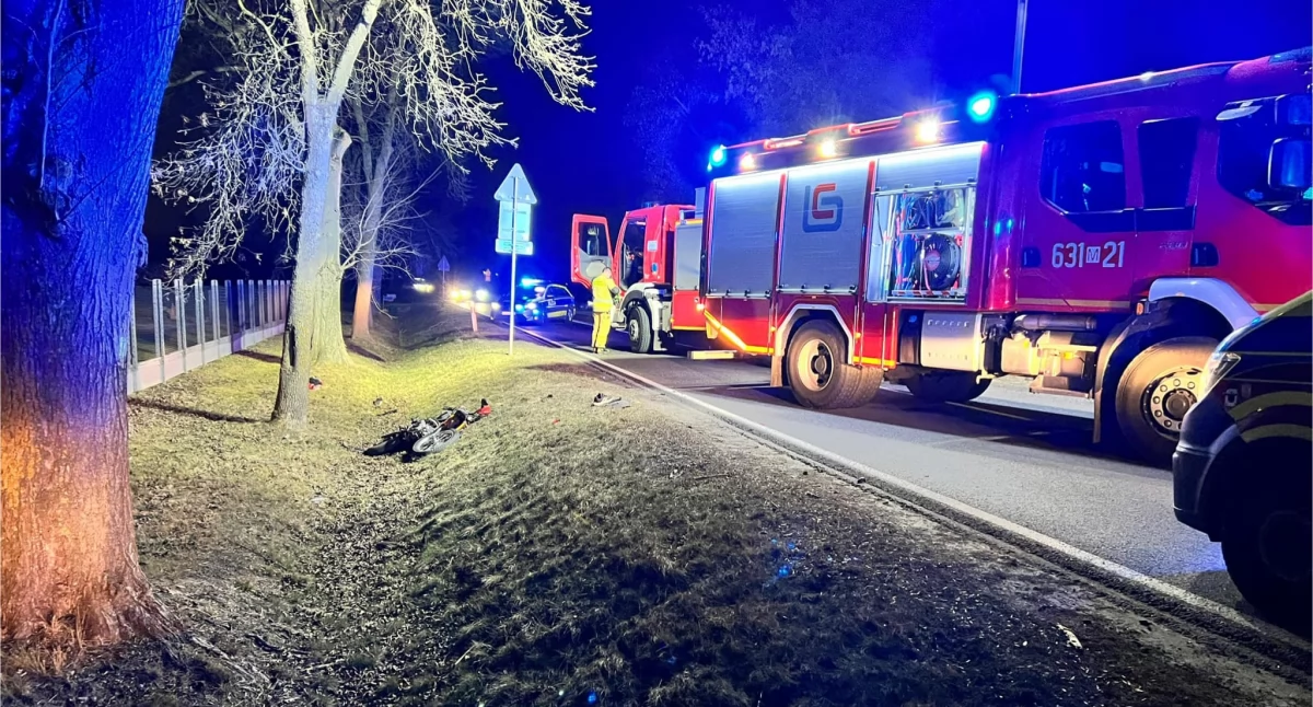 Groźny wypadek w Sarnowie – motocykl zderzył się z autem, droga zablokowana