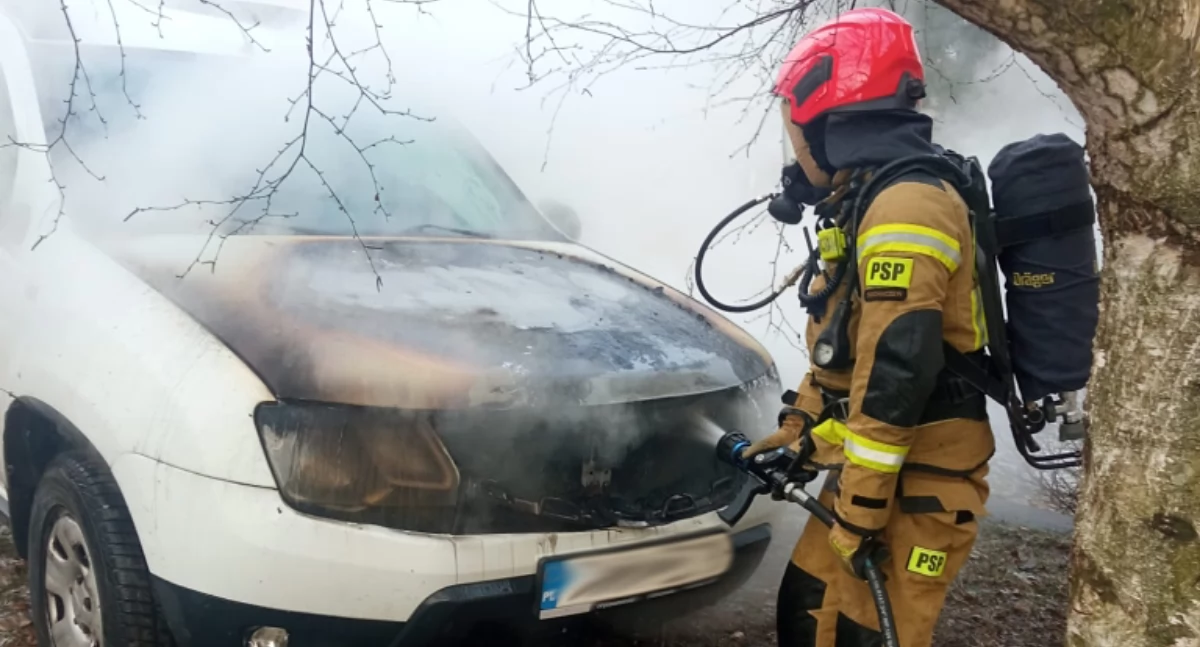 Sochaczew: Pożar samochodu i groźne zderzenie – strażacy mieli pełne ręce roboty