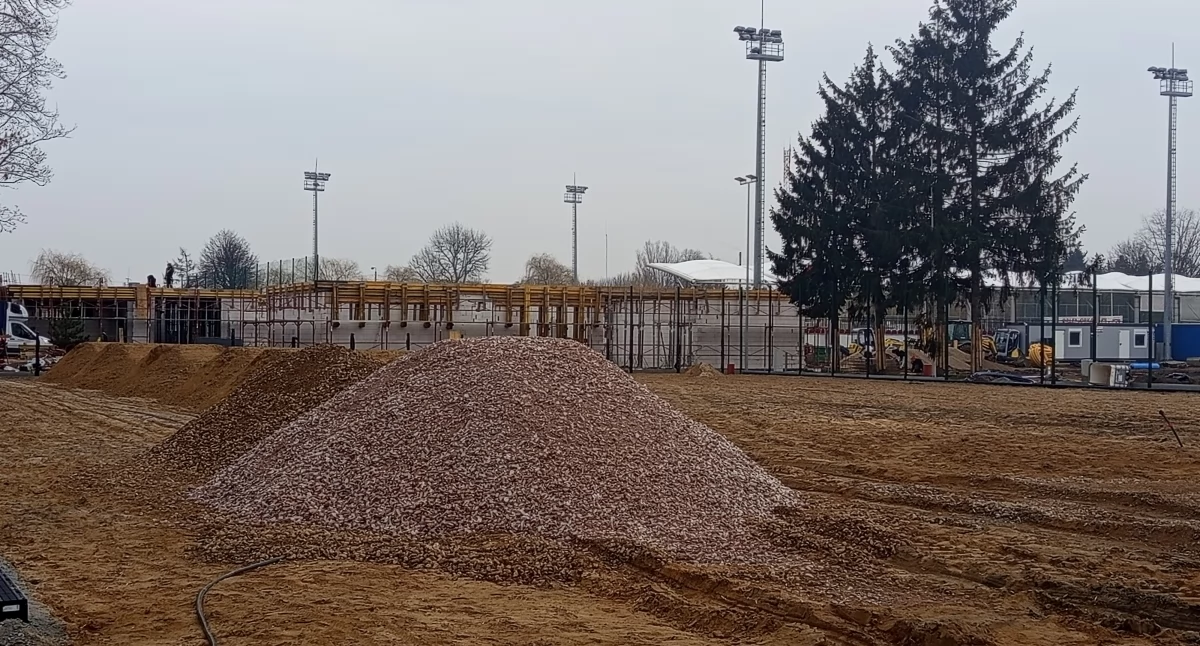Sypią podłoże pod boisko i korty