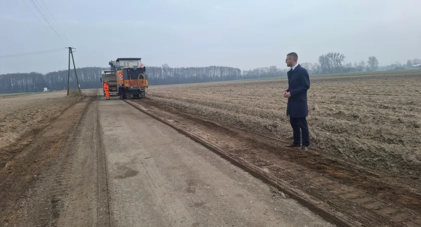 Gmina Rybno: Trwają generalne remonty dróg gminnych w miejscowościach Złota, Wesoła i Ćmiszew Rybnowski, inwestycje za 1 000 000,00 zł 