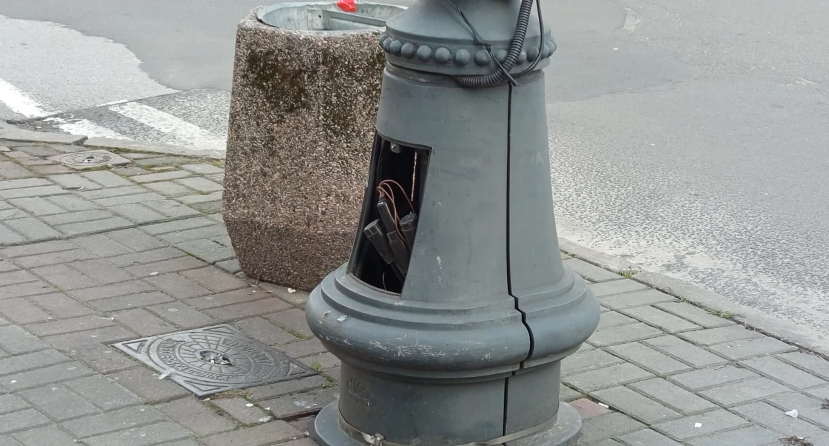 Wandale zaatakowali słup