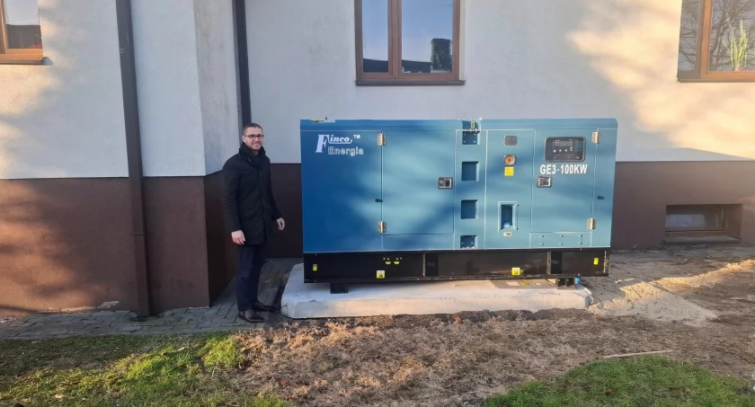 Gmina Rybno: Rozpoczęły się prace związane z montażem nowego stacjonarnego agregatu prądotwórczego o mocy 100 kW z automatyką samoczynnego załączenia rezerwy przed budynkiem Urzędu Gminy Rybno 