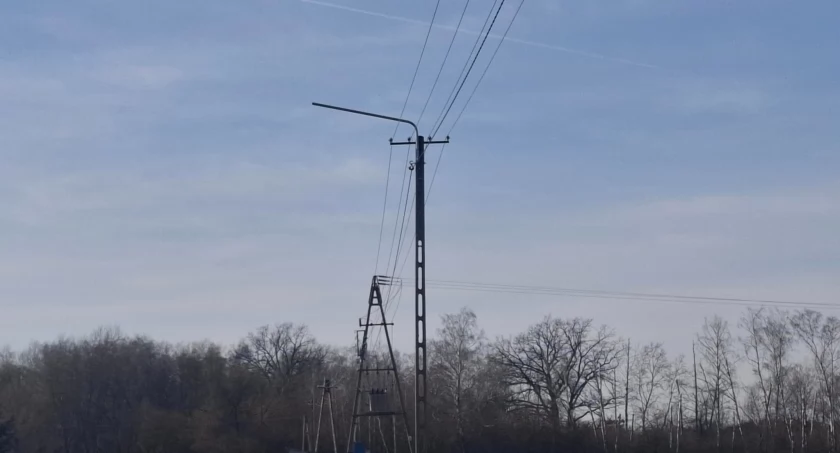 Gmina Rybno: Trwają prace związane z budową energooszczędnego oświetlenia ulicznego przy drodze gminnej w Wesołej