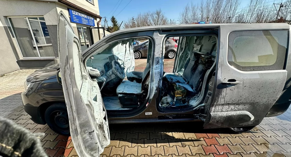Spłonął bus na parkingu w Paprotni