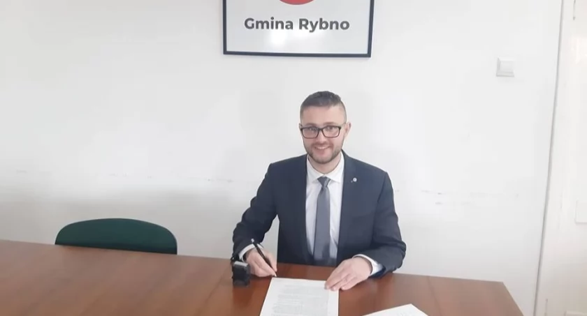 Gmina Rybno: Została podpisana umowa na wykonanie dokumentacji projektowej  garażu strażackiego na samochód ratowniczo-gaśniczy w miejscowości Wężyki dla zadania inwestycyjnego pod nazwą „Budowa garażu na działce nr ewid. 76 w Wężykach”