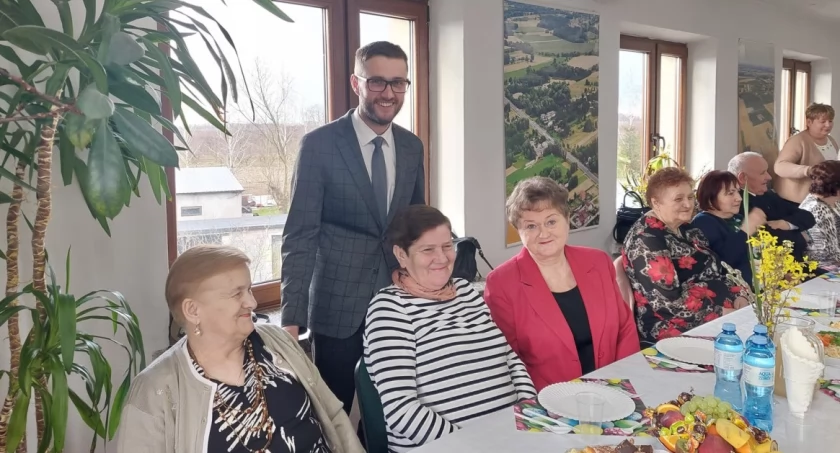 Wójt Damian Jaworski zaprasza 8 kwietnia seniorów, osoby niepełnosprawne, samotne na spotkanie wielkanocne 