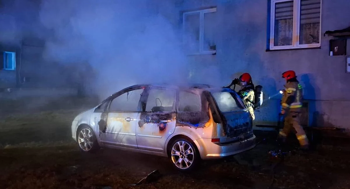 Pożar samochodu osobowego w Rokotowie – interwencja straży pożarnej