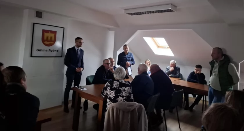 Gmina Rybno: Za nami kolejne spotkanie mieszkańców z przedstawicielem firmy Net-ARN w sprawie rozbudowy infrastruktury światłowodowej, prace trwają