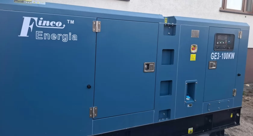 Gmina Rybno: Zakończyły się prace związane z montażem nowego stacjonarnego agregatu prądotwórczego o mocy 100 kW z automatyką samoczynnego załączenia rezerwy przed Urzędem Gminy