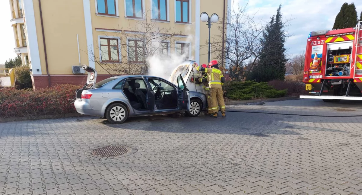 Pożar auta pod Urzędem Gminy