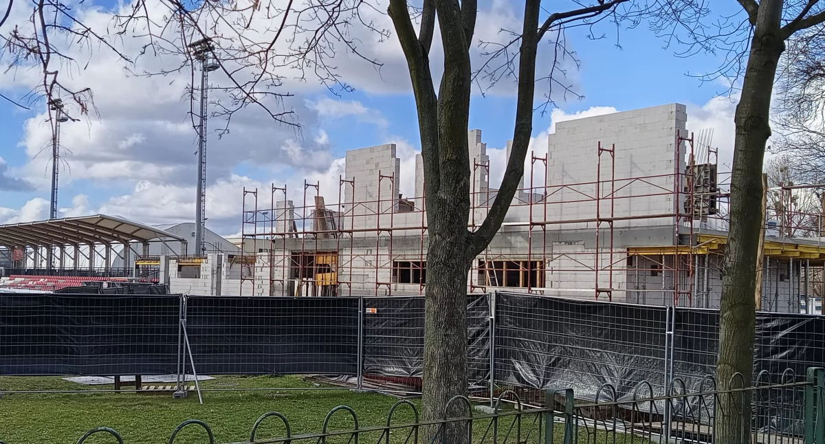 Budynek klubowy nabiera kształtu