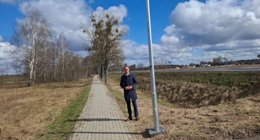 Gmina Rybno: Zakończyła się budowa energooszczędnego oświetlenie przy chodniku w Karolkowie Szwarockim, inwestycja za 120 000,00 zł 