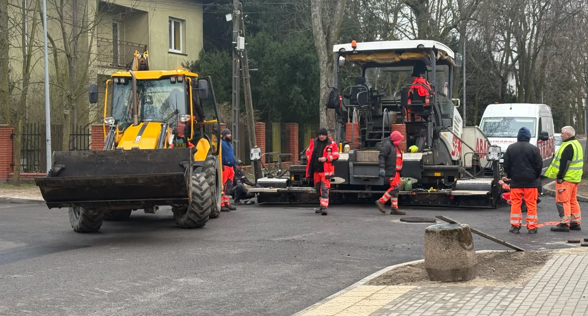 Leją ostatni asfalt na ulicy Wojska Polskiego