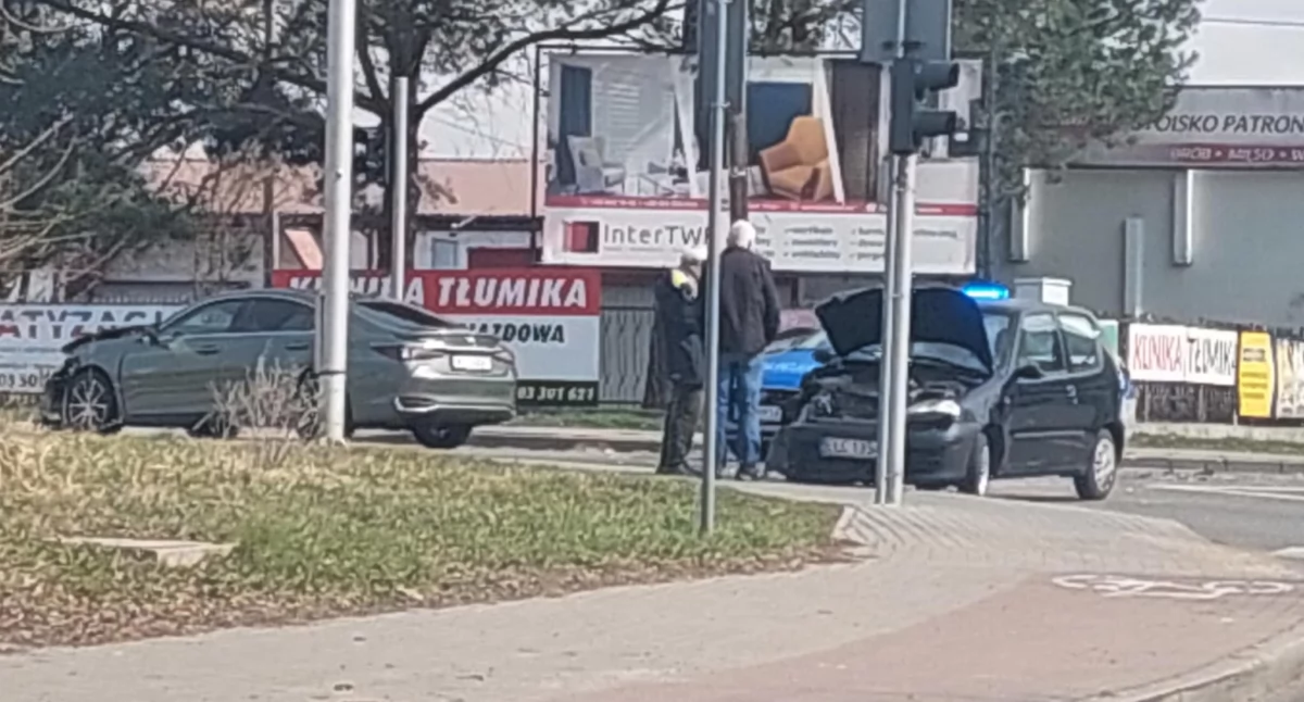 Wypadek na skrzyżowaniu w Sochaczewie – droga zablokowana
