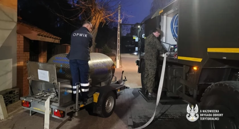 Cysterny na miejscu i w gotowości - żołnierze 6MBOT pomagają w powiecie otwockim 