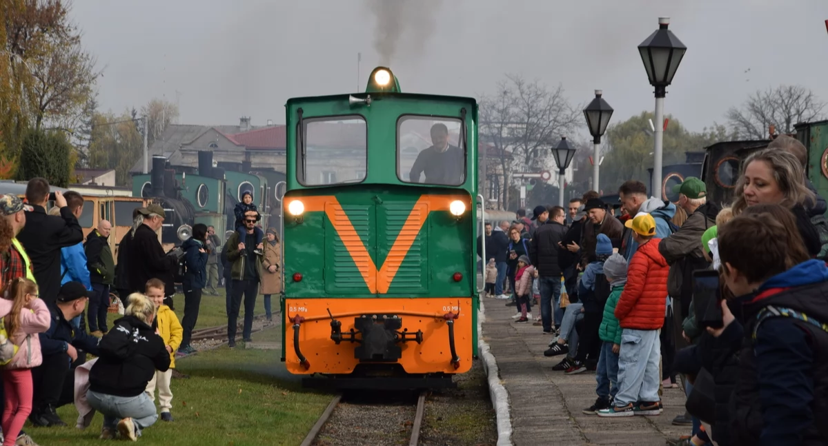 Pociąg retro wjeżdża w wiosnę – czyli otwarcie nowego sezonu w Stacja Muzeum