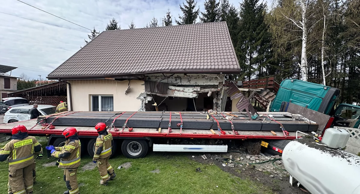 Wjechał w budynek mieszkalny, zginął na miejscu - tragiczny wypadek na ulicy 15 sierpnia