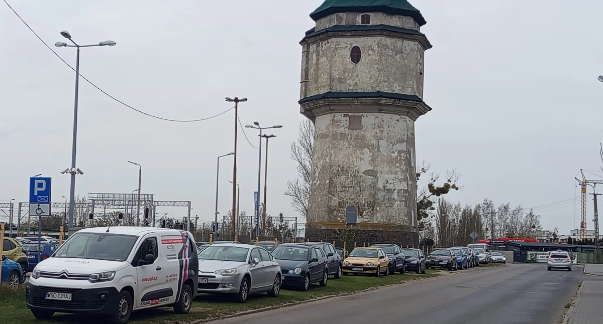 Koszmar przy sochaczewskim dworcu. Parkują gdzie się da