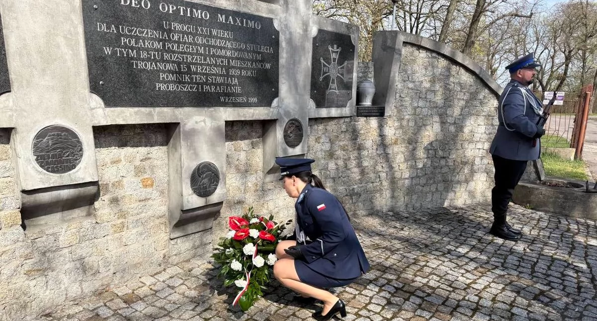 Policja składa hołd ofiarom zbrodni katyńskiej - relacja z ceremonii przy Al. 600-lecia