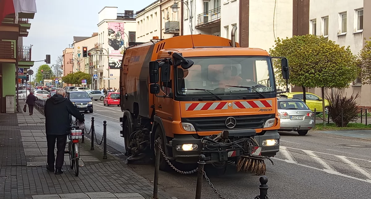 Wiosenne porządki w Sochaczewie. Mechaniczna miotła na ulicach 
